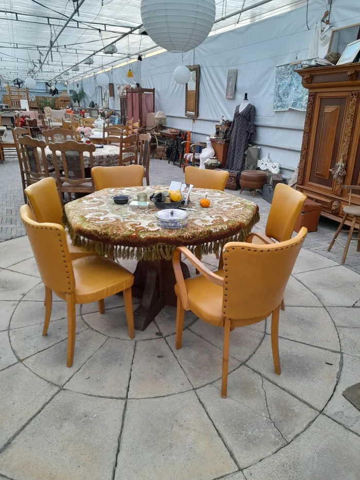 Ronde tafel met gele stoelen in De Binnenhof
