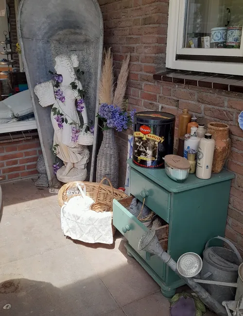 Brocante bij de muur van het erf
