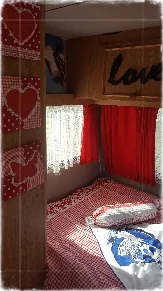 Het bed in De Kip, met rood geruit beddengoed