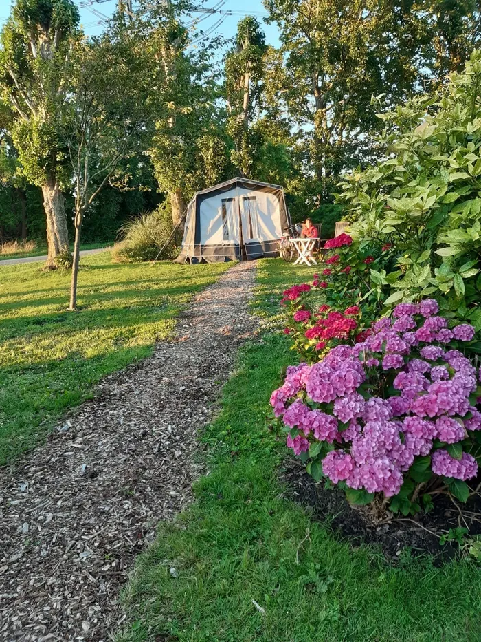 Het tuinpad naar De Kip, de caravan op het veldje