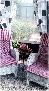 Rieten stoelen bij De Kip