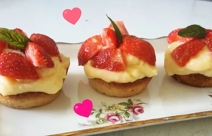 Zelfgebakken taartjes met aardbeien